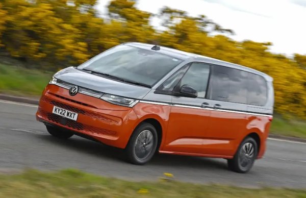 Ако смятате, че традиционният MPV е мъртъв, тогава VW ви кара да помислите отново. Със своя Multivan немската фирма помогна за съживяването на концепцията за напълно разумна и просторна кола, която предлага ненадминато пространство и гъвкавост. Брилянтен семеен автомобил.
Фирмата винаги е продавала големи превозни средства за пътуване, но тези модели обикновено са базирани на търговските. Затова често им липсва блясък на изтънченост. Multivan е изграден от вече познатата платформа MQB, която стои в основата на всичко - от VW Golf до Skoda Kodiaq. Кара се с изненадваща прецизност. Дъщо така позволява използването на изпитания и тестван plug-in хибрид, който съчетава 1,4-литров бензинов двигател с електрически мотор за 215 к.с. и заявени 50 км EV пробег. Има и традиционни бензинови и дори дизелови опции.
И все пак интериорът е истинската звезда! Лесно дава място за седем възрастни, които се возят в истински комфорт на дълги разстояния. Всички задни седалки се плъзгат, накланят, сгъват и завъртат.
Кокетните допълнения включват многофункционалното отделение за съхранение, което може да се мести в кабината и разполага със сгъваема маса, идеална за леки закуски и напитки в движение. Налице са плъзгащи се задни врати, които правят товаренето на хора и багаж безпроблемно дори и на най-тесните места за паркиране. Е, не е евтино. Но като махнем румънския конкурент кой ли в класацията е!